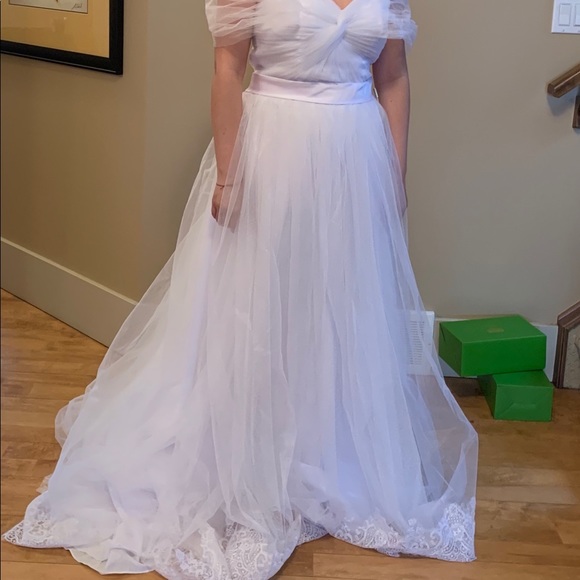 Brand new wedding gown - Picture 4 of 5